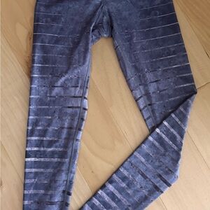 Niyama Sol XS striped print, shades of gray print leggings activewear yoga